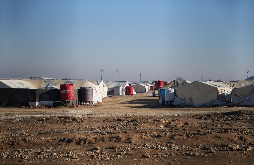 الاستخبارات الأمريكية: حوالي 20 ألف شخص فروا من مخيم الهول في سوريا بينهم عناصر داعش